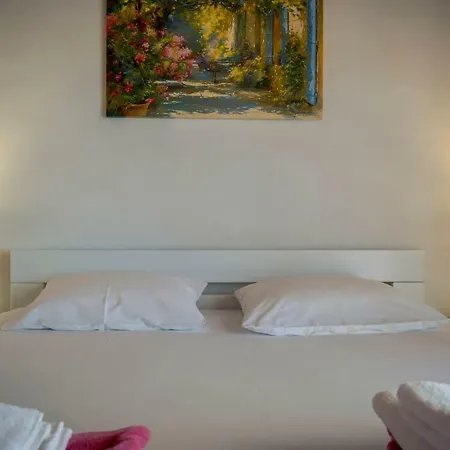 Near Sea & Beaches With Heated Pool & Bbq Willa