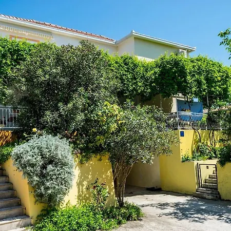 Near Sea & Beaches With Heated Pool & Bbq Orebić