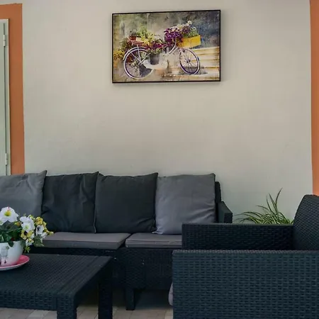 Near Sea & Beaches With Heated Pool & Bbq