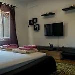 Near Sea & Beaches With Heated Pool & Bbq