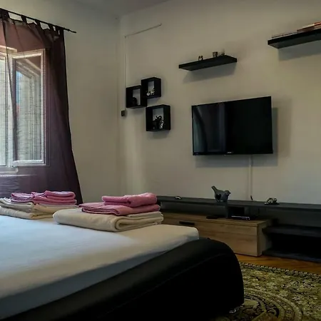 Near Sea & Beaches With Heated Pool & Bbq